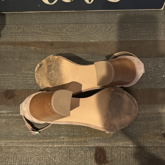 Women’s tan suede heels - Picture 4 of 6